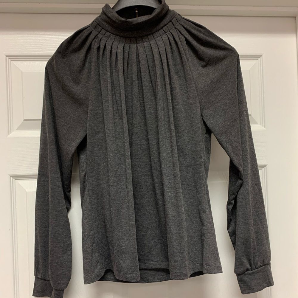 Due Per Due Back Zip Gathered Neck Top L NWOT